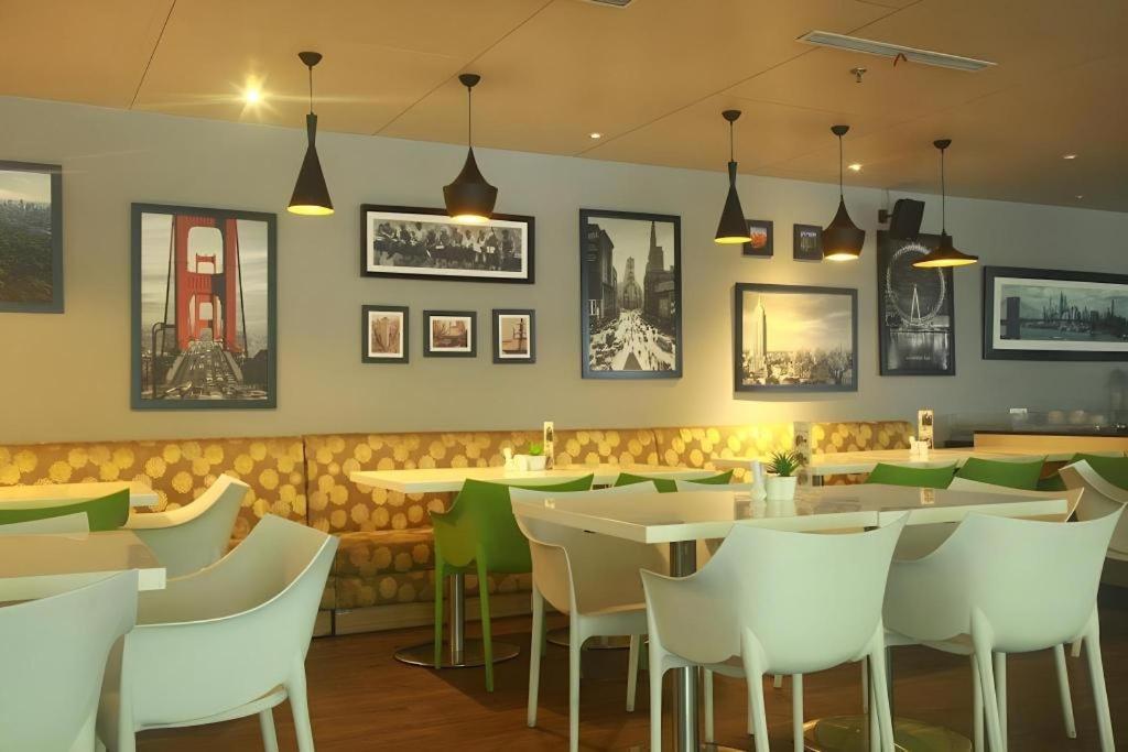 Hotel Pomelotel Patra Kuningan Jakarta